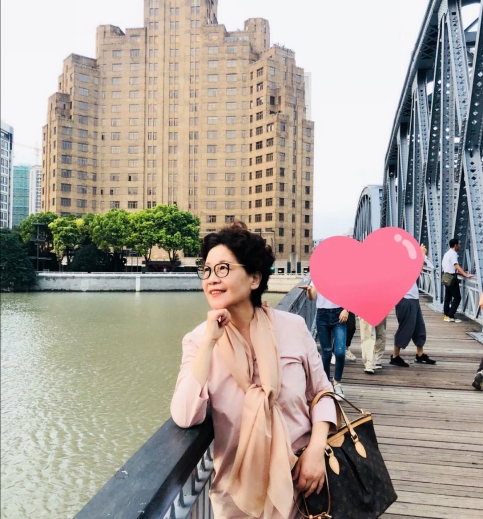 这才是60岁“妈妈辈”的穿搭，真实自然又接地气，优雅大气有品位 第1张