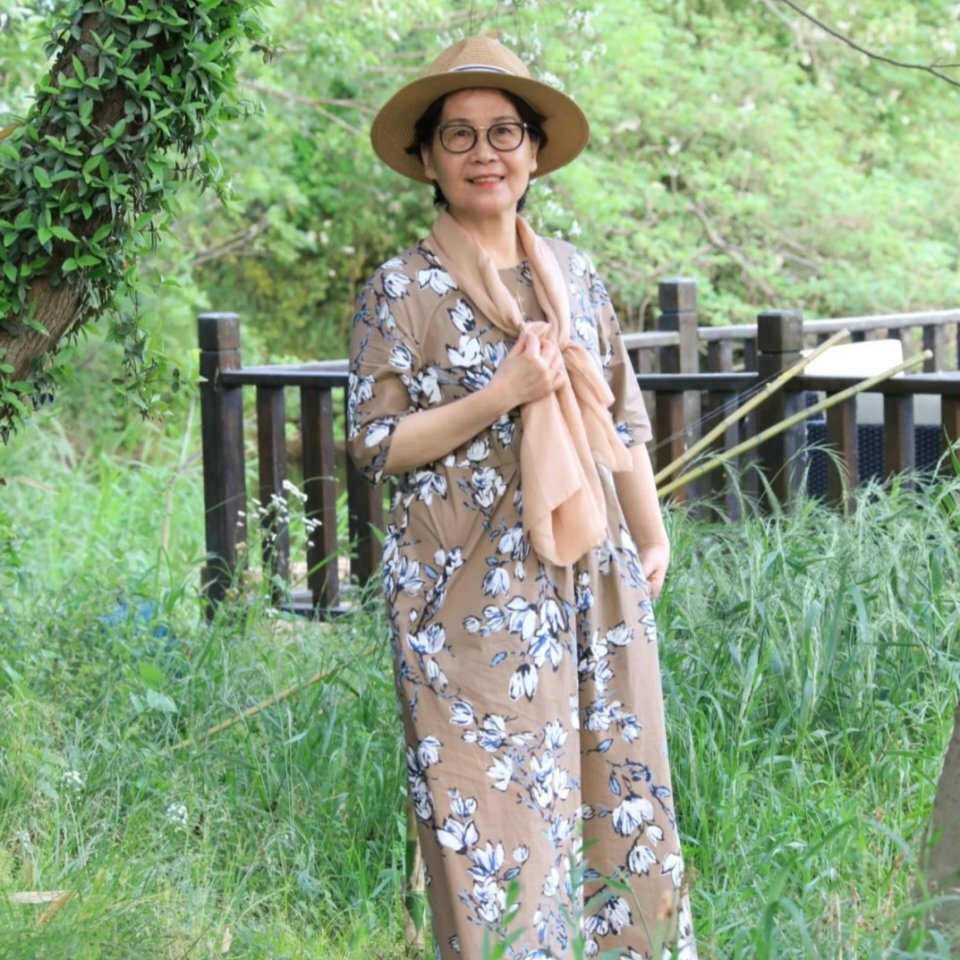 这才是60岁“妈妈辈”的穿搭，真实自然又接地气，优雅大气有品位 第9张