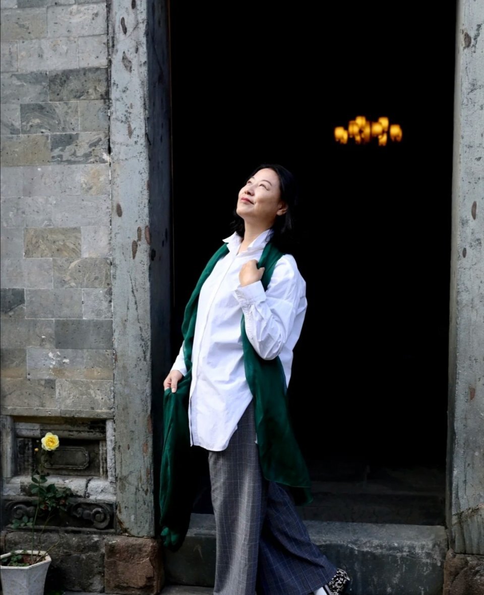 这才是60岁“妈妈辈”的穿搭，真实自然又接地气，优雅大气有品位 第15张