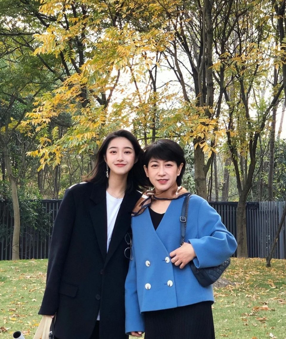 五六十岁的女人这样穿才好看，不老气不装嫩，优雅老去也很美 第3张
