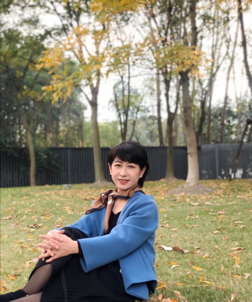 五六十岁的女人这样穿才好看，不老气不装嫩，优雅老去也很美 第5张