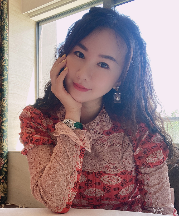 “邱淑贞接班人”挺娇嫩，穿橘色波点裙配蝴蝶结，瞧瞧别人的38岁 第11张
