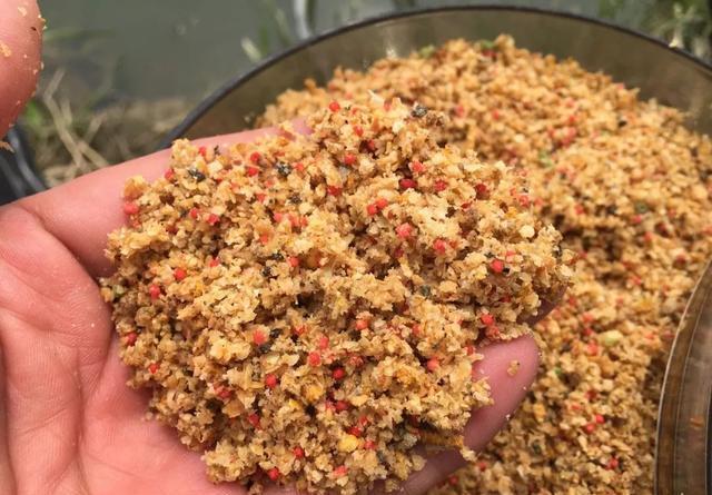 秋季钓鲤鱼饵料配方分享，经典搭配还是好用 第9张