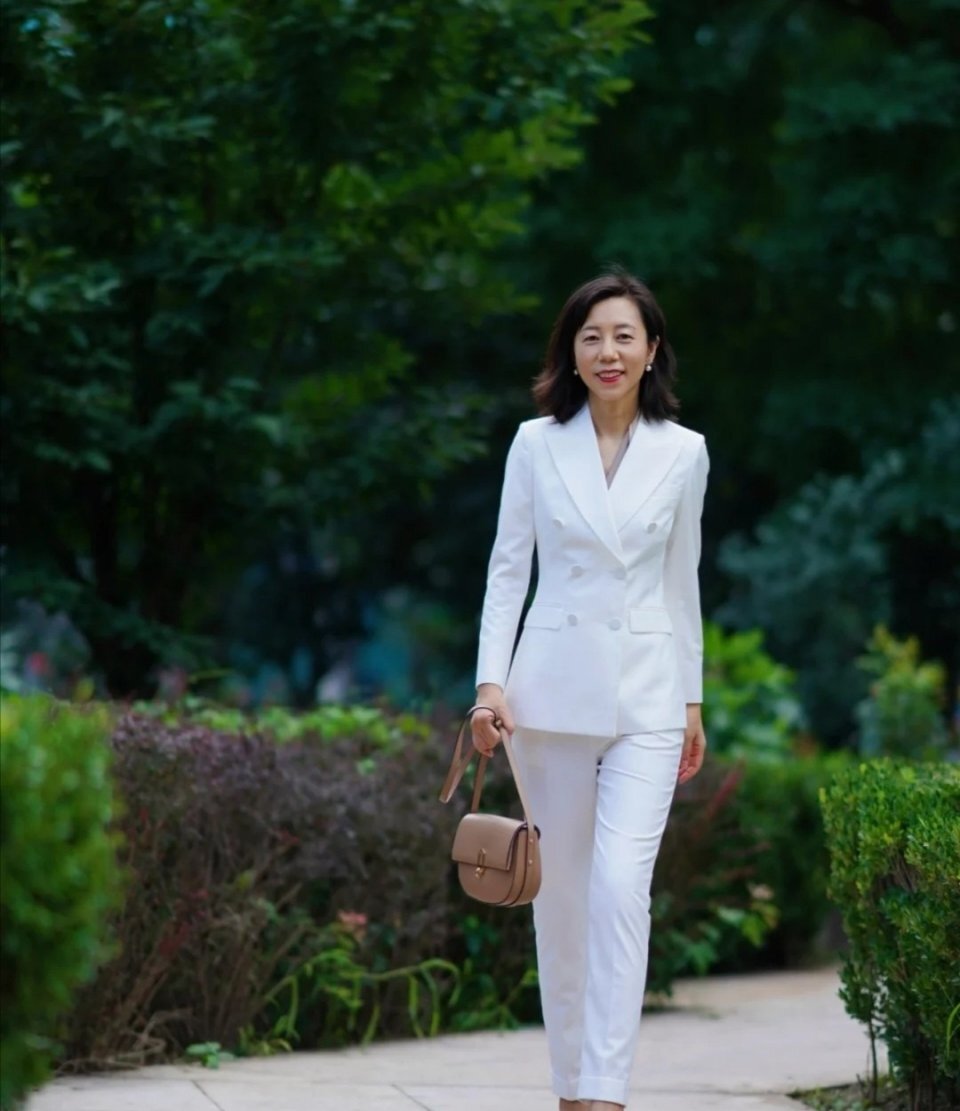 五十岁颜值普通的女人，学学这位博主的穿搭，不掉档次又有品位 第1张