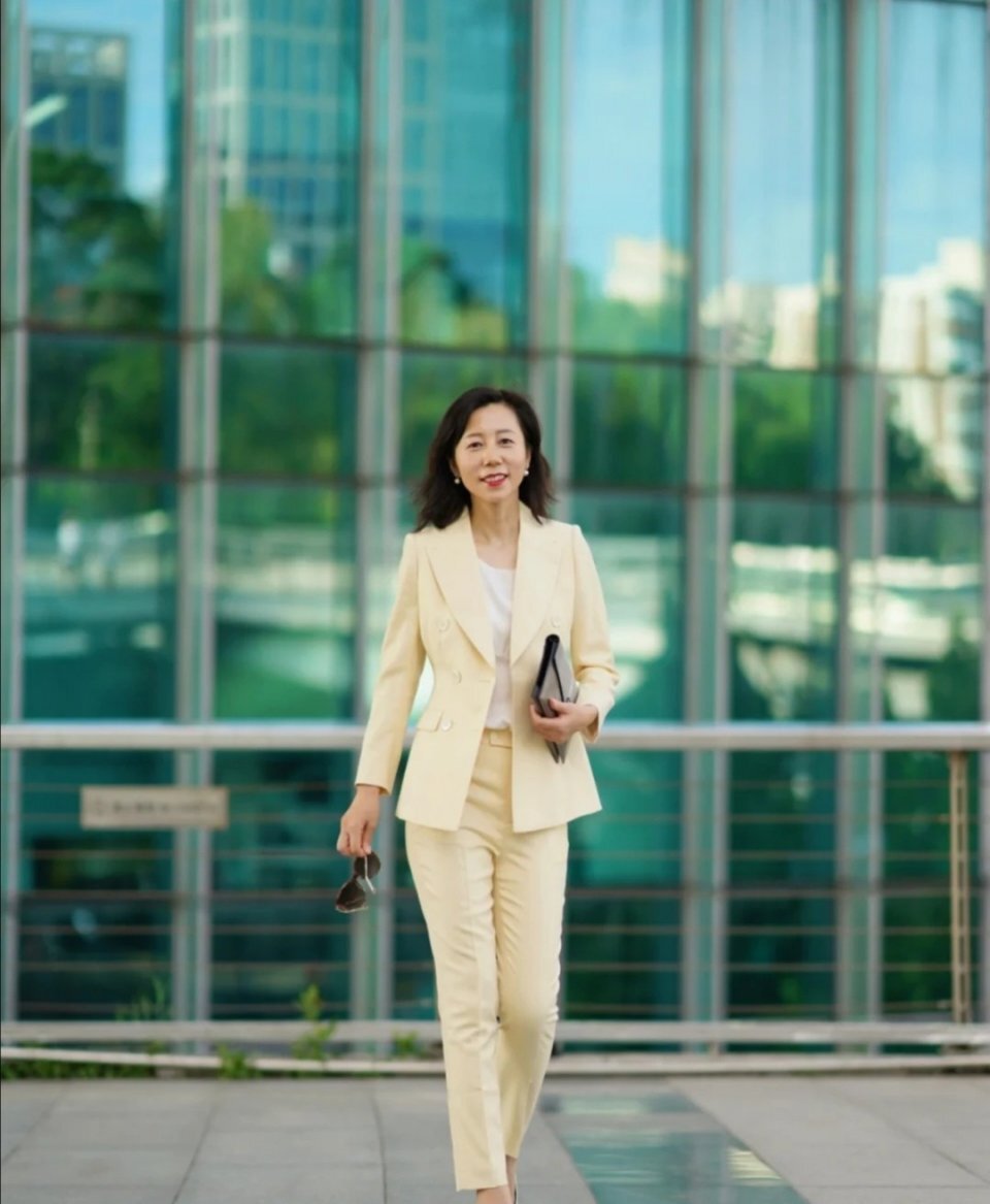 五十岁颜值普通的女人，学学这位博主的穿搭，不掉档次又有品位 第7张