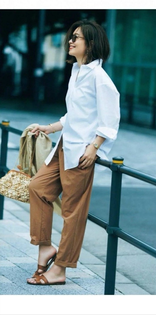 女人过了四十岁，建议学会这五种衬衫搭配公式，不掉档次又有品位 第1张