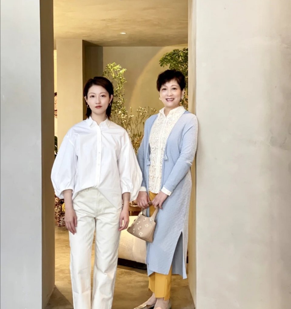 这些奔六的妈妈们真会打扮，穿衣简约大气又时髦，甩同龄人一大截 第5张