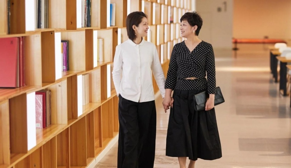 这些奔六的妈妈们真会打扮，穿衣简约大气又时髦，甩同龄人一大截 第9张