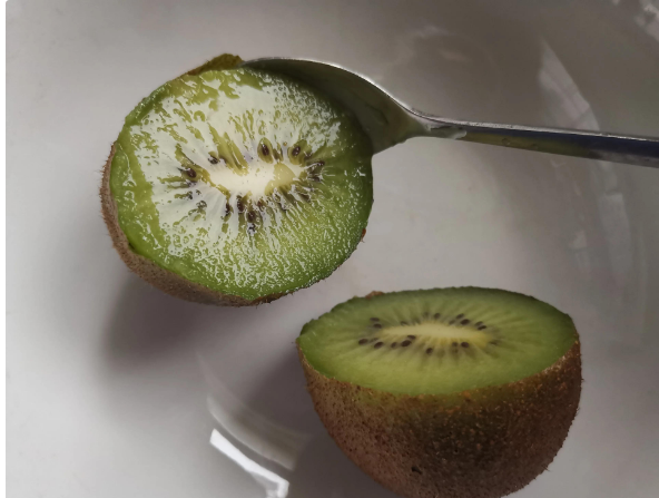 巧吃猕猴桃的方法 第7张