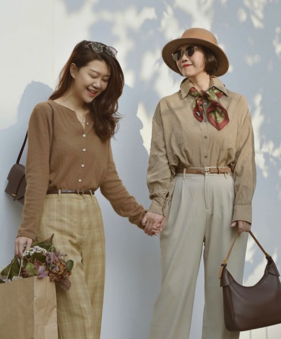 会穿衣的中年女人，用“衬衫+阔腿裤”穿出时尚感，显瘦又有气质 第3张