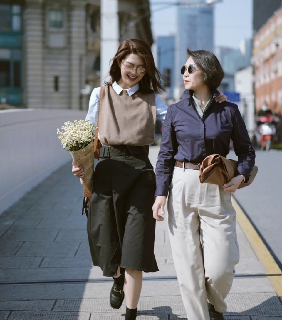 会穿衣的中年女人，用“衬衫+阔腿裤”穿出时尚感，显瘦又有气质 第7张