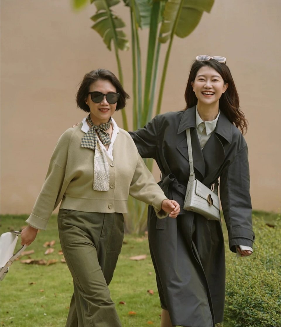 被这些中年妈妈圈粉，每一套穿搭都值得借鉴，时髦高雅又显年轻 第13张