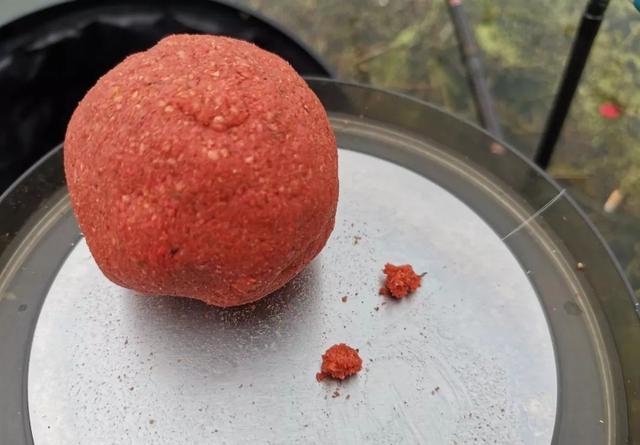 钓鲫鱼重在诱，窝料打太多实属浪费 第9张
