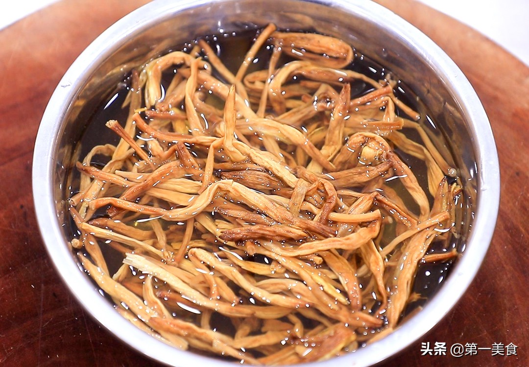 黄花菜炒肉最忌讳直接下锅炒，多做这两步，口感脆嫩劲道又不苦涩 第3张