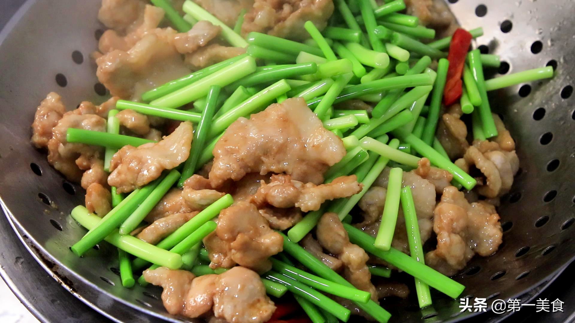 厨师长教你做蒜苔炒肉片，肉片肥而不腻，蒜苔鲜嫩不老 第13张