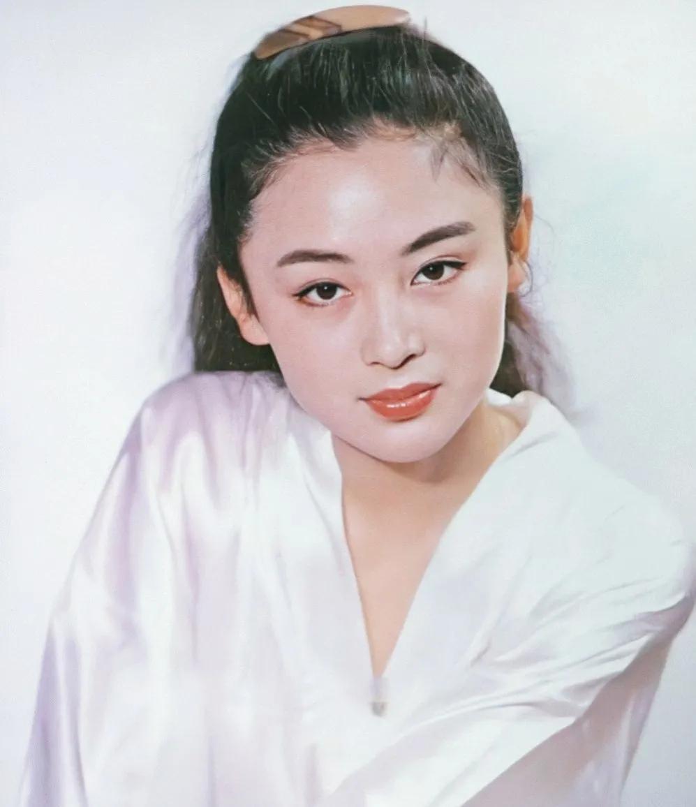 陈红个人资料（“内地第一美女”：28岁嫁给名导） 第5张