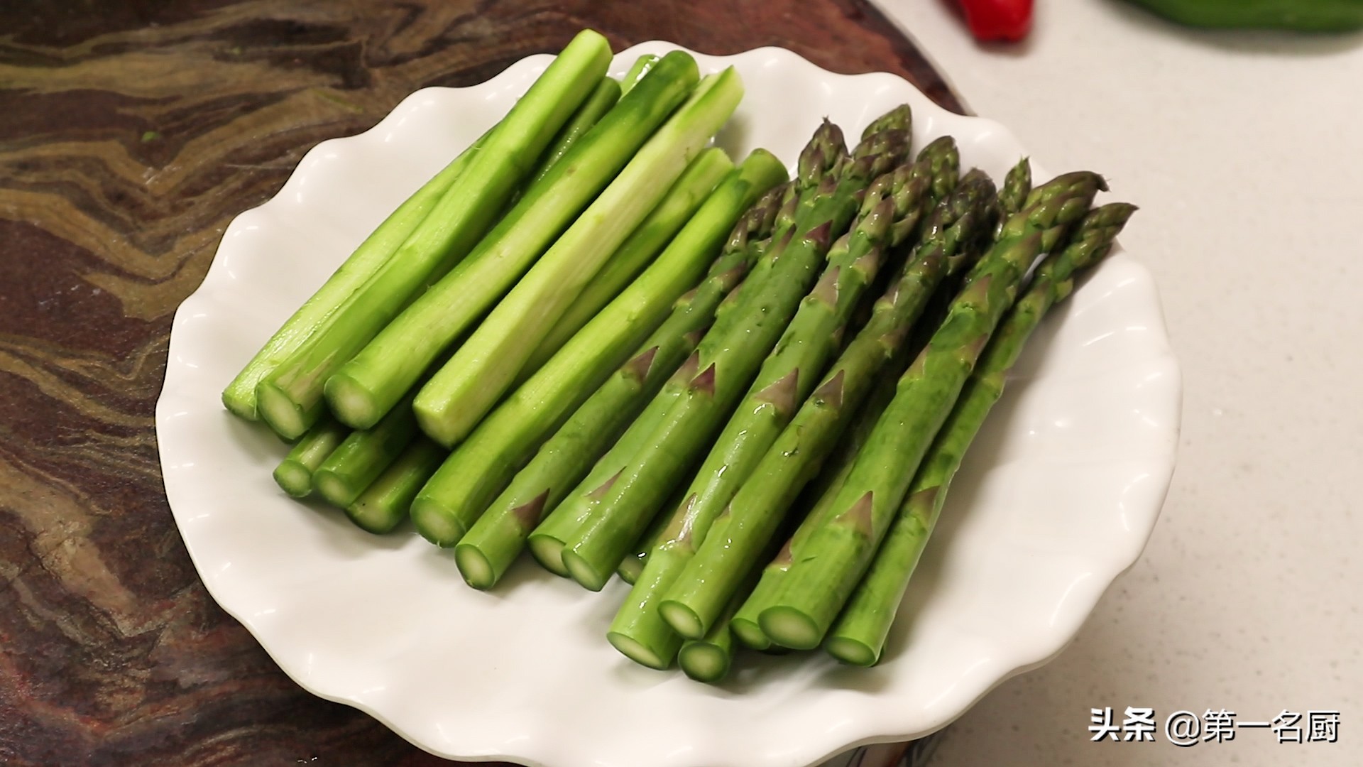 白灼芦笋这样做真简单，随便一浇汁就能高大上，比白灼菜心更好吃 第3张