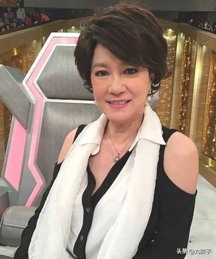 不畏惧市井流言，不为名声所累的痴情女子，苗可秀活得与众不同 第31张