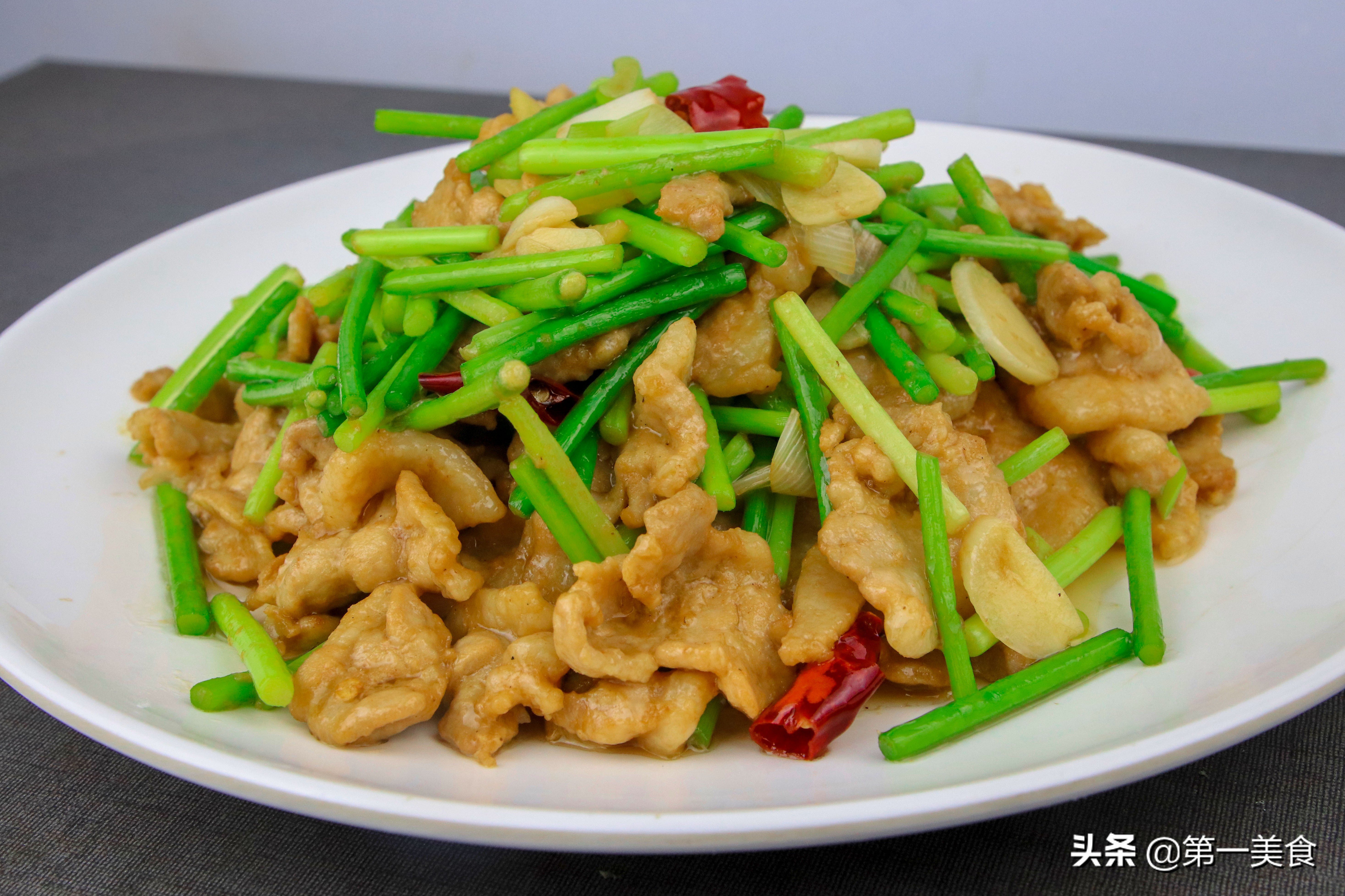 厨师长教你做蒜苔炒肉片，肉片肥而不腻，蒜苔鲜嫩不老 第1张