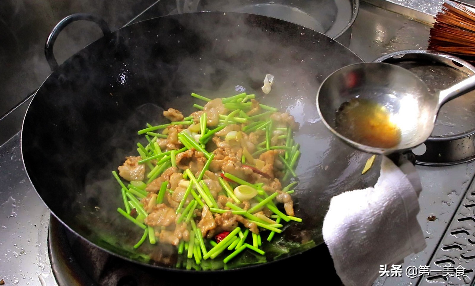 厨师长教你做蒜苔炒肉片，肉片肥而不腻，蒜苔鲜嫩不老 第15张