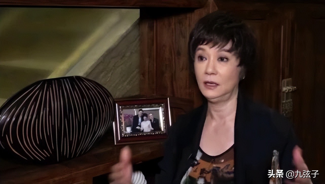 不畏惧市井流言，不为名声所累的痴情女子，苗可秀活得与众不同 第23张