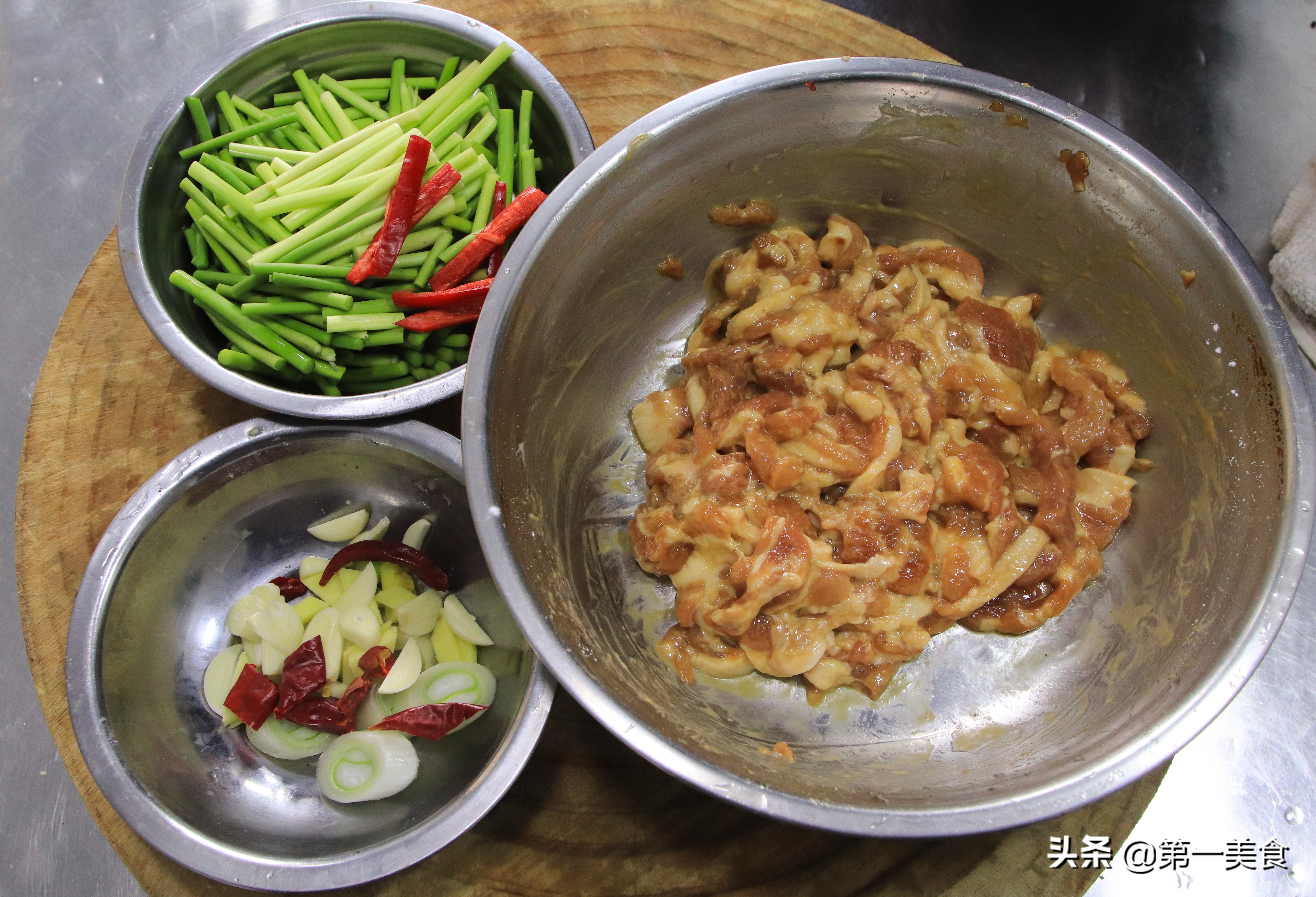 厨师长教你做蒜苔炒肉片，肉片肥而不腻，蒜苔鲜嫩不老 第11张