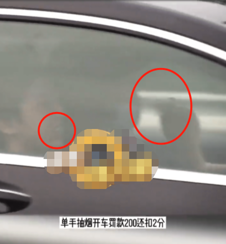 蔡徐坤被偷拍疑似抽烟，头靠车座一脸享受，司机抽烟单手违规驾驶 第1张