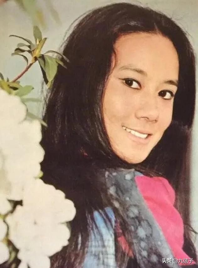 不畏惧市井流言，不为名声所累的痴情女子，苗可秀活得与众不同 第19张