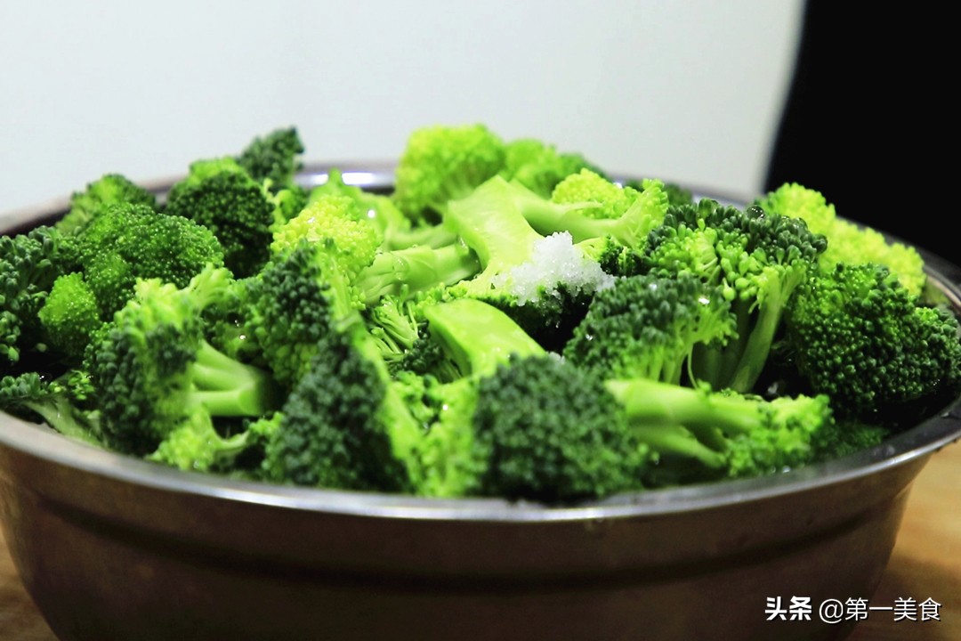 炒西兰花、最忌直接下锅炒和焯水！学会1招，西兰花爽脆又入味 第5张