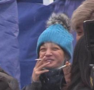 蔡徐坤被偷拍疑似抽烟，头靠车座一脸享受，司机抽烟单手违规驾驶 第17张
