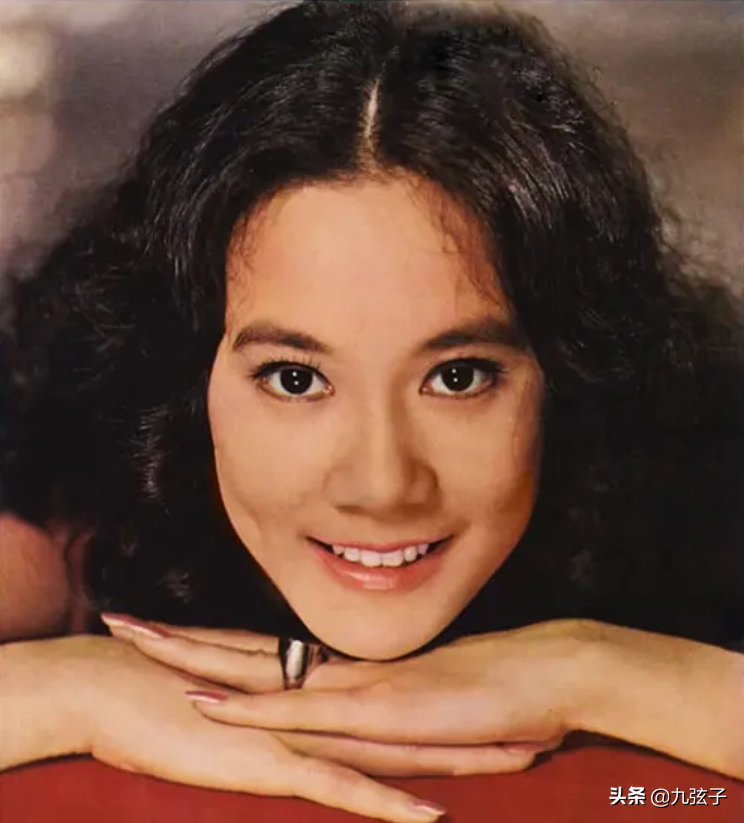 不畏惧市井流言，不为名声所累的痴情女子，苗可秀活得与众不同 第21张