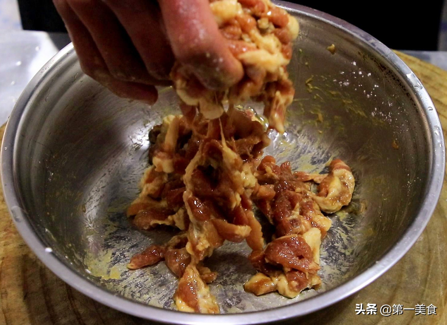 厨师长教你做蒜苔炒肉片，肉片肥而不腻，蒜苔鲜嫩不老 第9张