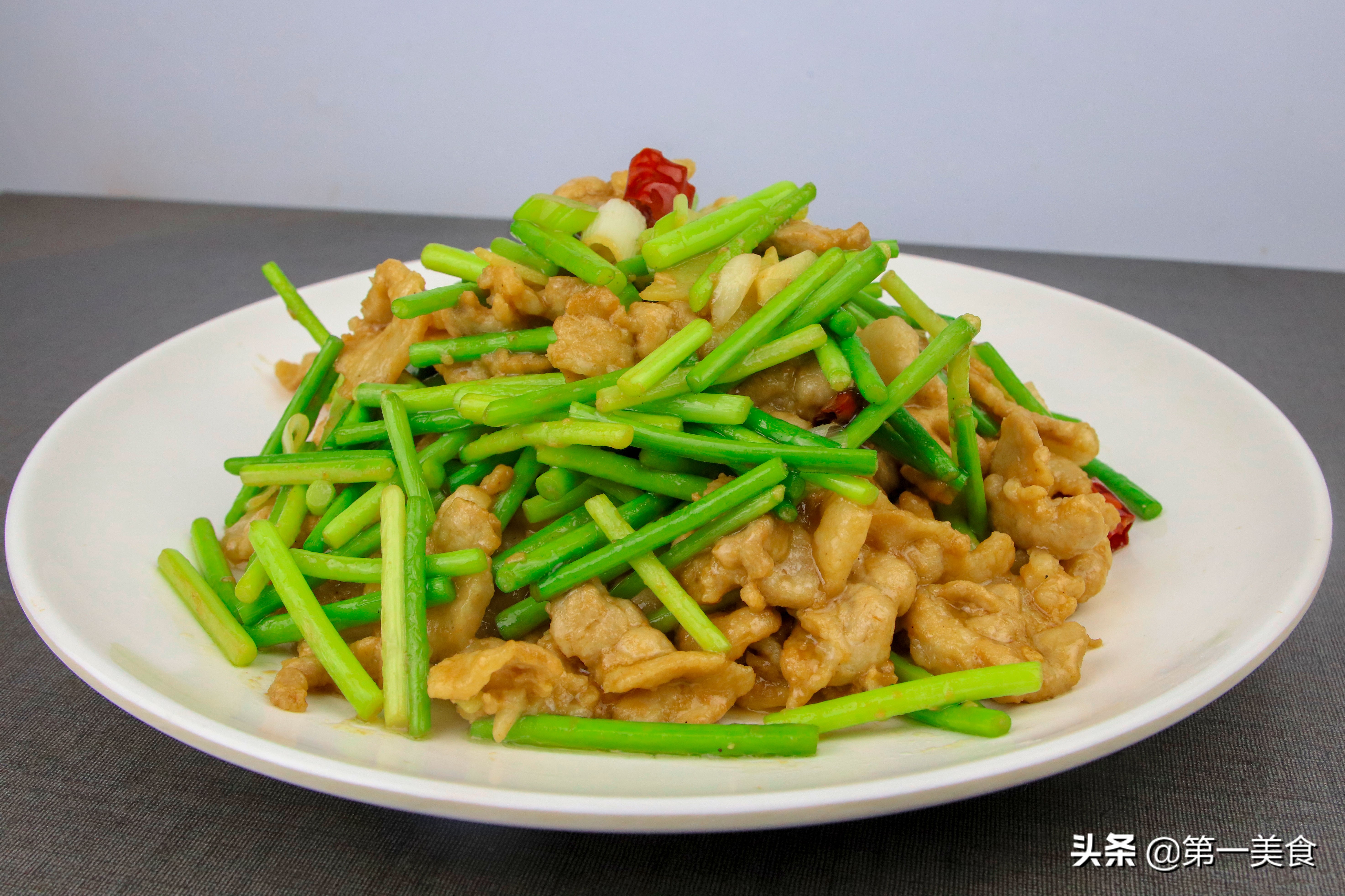 厨师长教你做蒜苔炒肉片，肉片肥而不腻，蒜苔鲜嫩不老 第19张