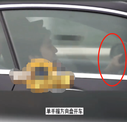 蔡徐坤被偷拍疑似抽烟，头靠车座一脸享受，司机抽烟单手违规驾驶 第5张