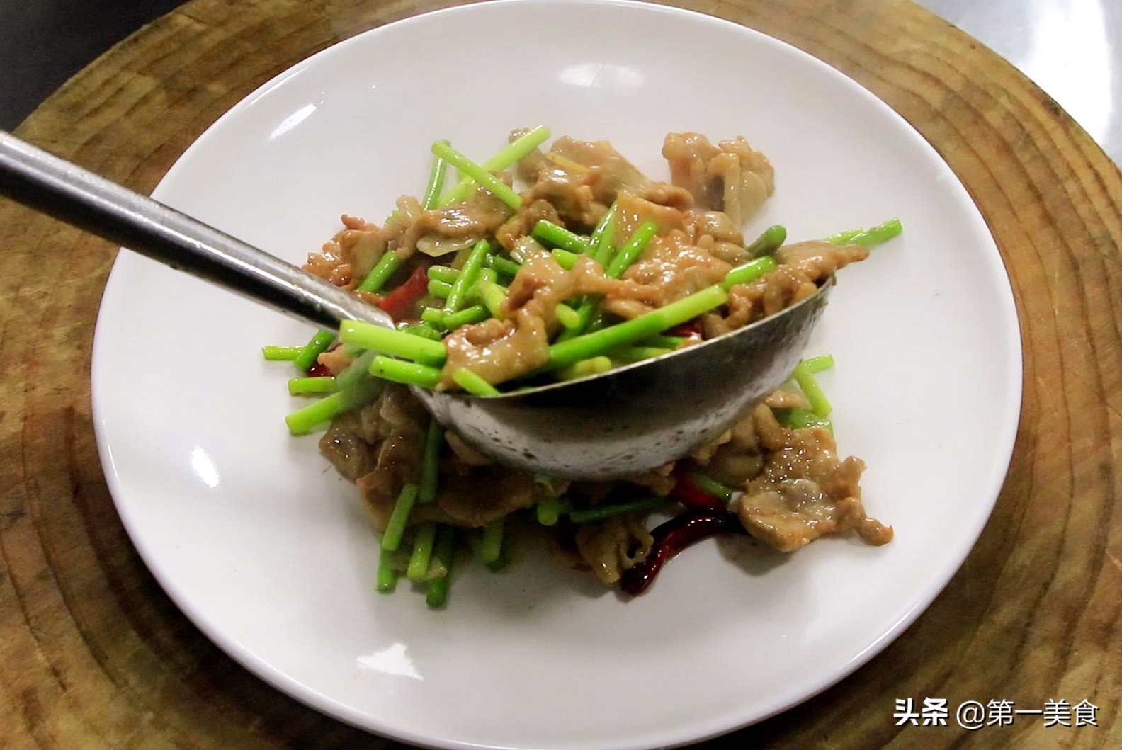 厨师长教你做蒜苔炒肉片，肉片肥而不腻，蒜苔鲜嫩不老 第17张