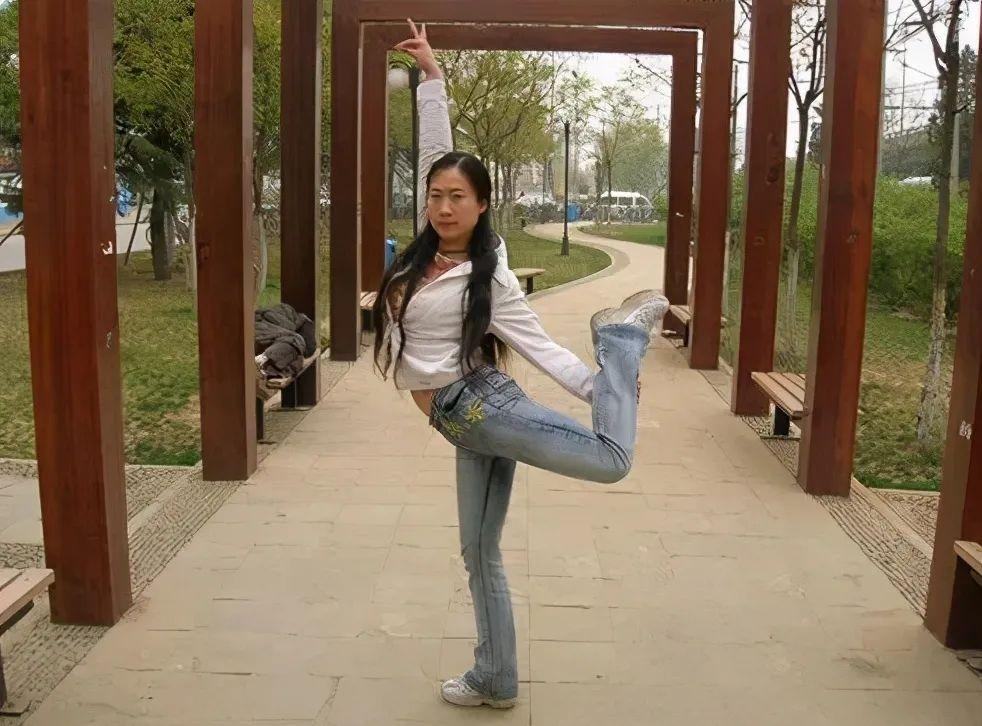 芙蓉姐姐怎么火的？从扮丑博出位，成亿万富婆 第21张