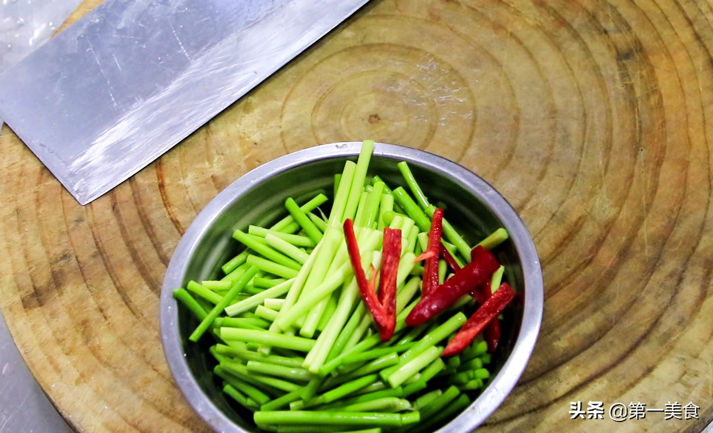 厨师长教你做蒜苔炒肉片，肉片肥而不腻，蒜苔鲜嫩不老 第3张
