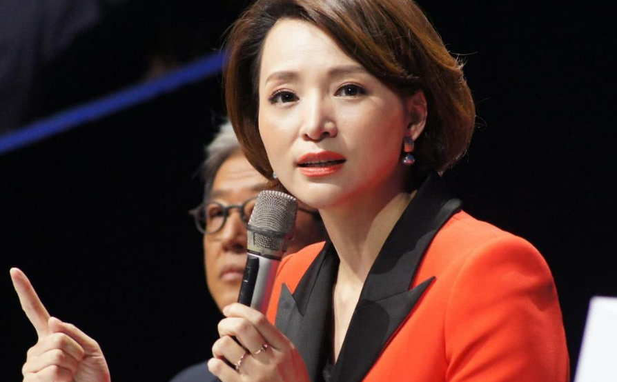 内部员工说出董卿“离开”央视原因，退居幕后，给新人更多机会 第3张