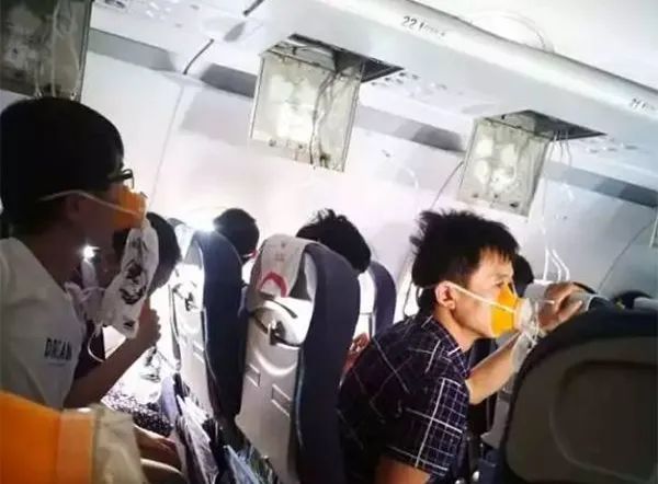 川航奇迹：9800米高空驾驶窗爆裂，副机长被吸出窗外，全部获救 第19张