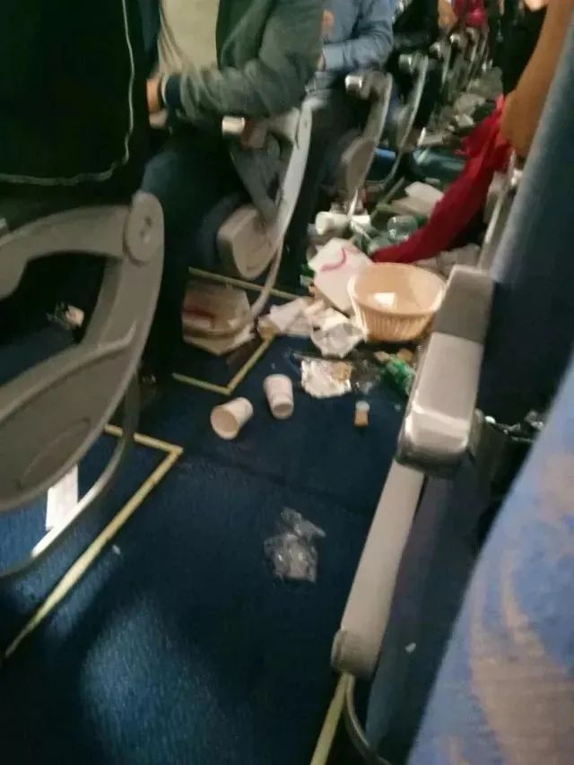 川航奇迹：9800米高空驾驶窗爆裂，副机长被吸出窗外，全部获救 第17张