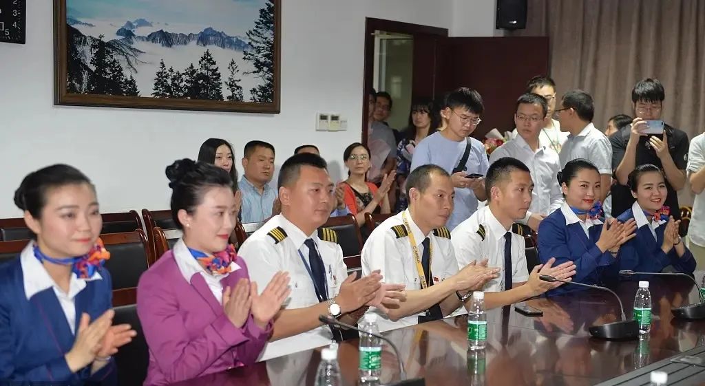 川航奇迹：9800米高空驾驶窗爆裂，副机长被吸出窗外，全部获救 第29张