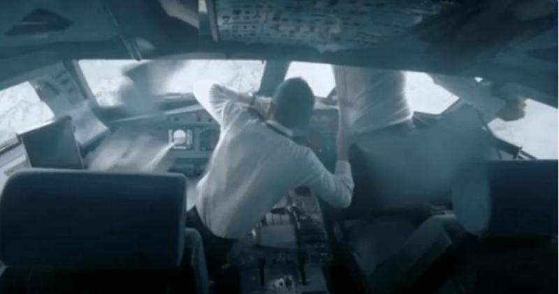 川航奇迹：9800米高空驾驶窗爆裂，副机长被吸出窗外，全部获救 第15张