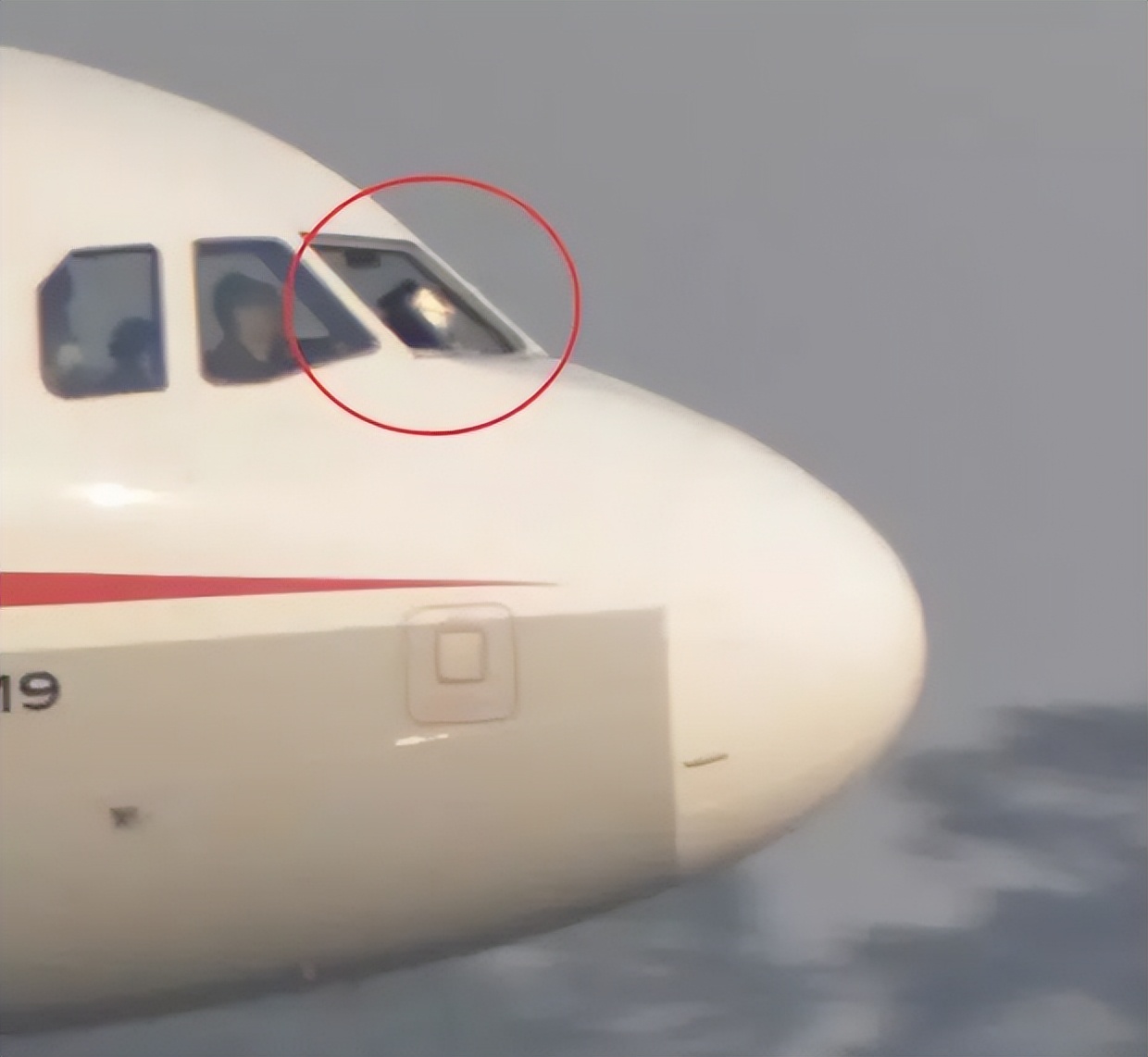 川航奇迹：9800米高空驾驶窗爆裂，副机长被吸出窗外，全部获救 第1张