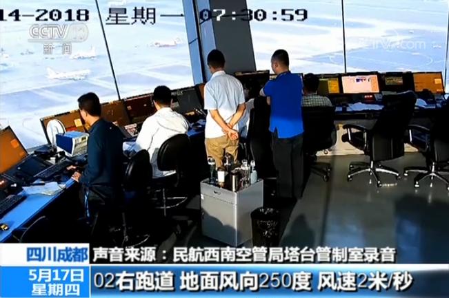 川航奇迹：9800米高空驾驶窗爆裂，副机长被吸出窗外，全部获救 第25张