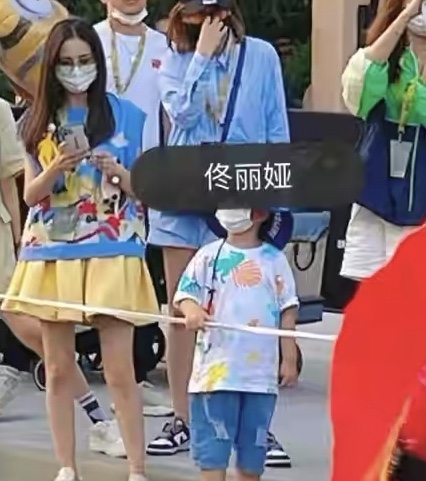 陈思诚佟丽娅离婚后首同框，带儿子游玩，两人冷漠无互动 第1张