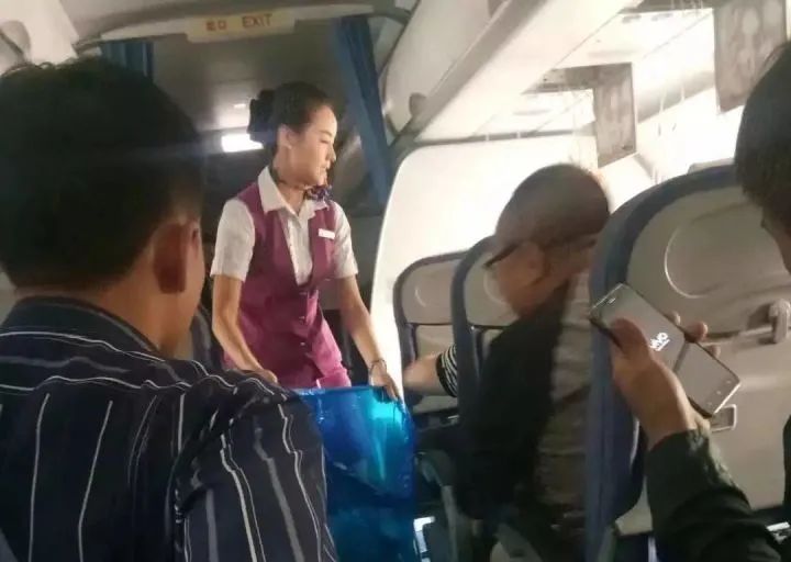 川航奇迹：9800米高空驾驶窗爆裂，副机长被吸出窗外，全部获救 第7张