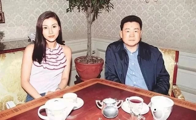 1993年凌晨3点，关之琳被紧急送医院，隔天"高尔夫"丑闻传遍香港 第13张
