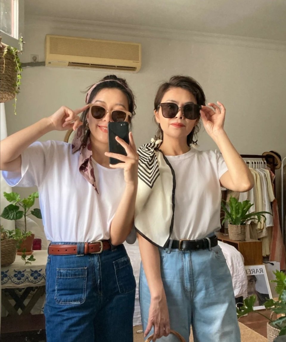 别再让妈妈穿得太老气，学这几对母女的时尚穿搭，减龄还不显老 第3张