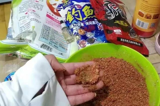 饵料中加点这东西，小鱼再多也不怕，都是大板鲫 第1张