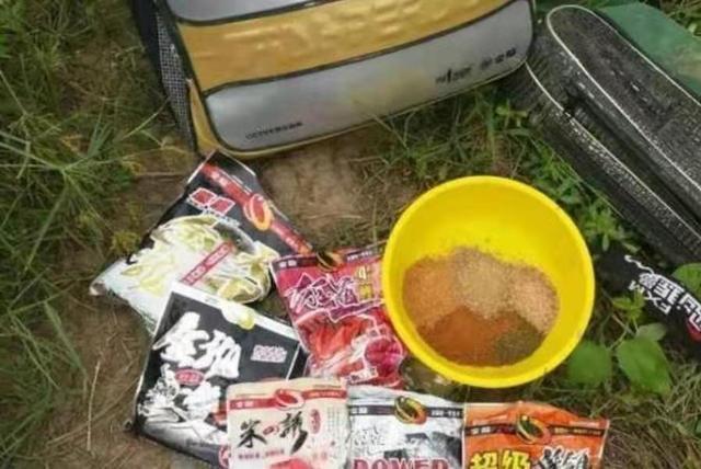 以后钓鲫鱼就这样用饵了，方法简单特有效 第1张